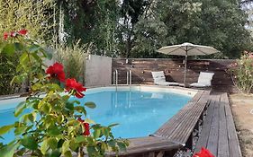 Location saisonnière avec piscine et terrasse au pied du luberon