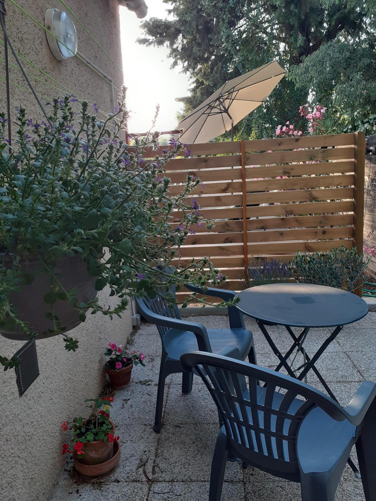 Hotel Location saisonnière avec piscine et terrasse au pied du luberon à Lauris Extérieur photo