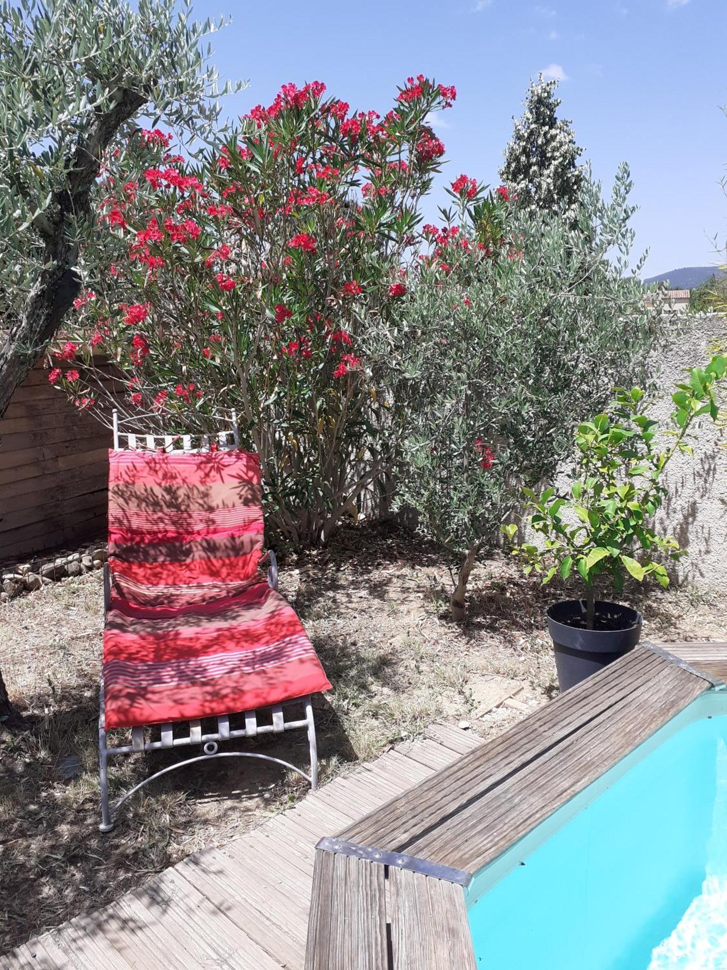 Hotel Location saisonnière avec piscine et terrasse au pied du luberon à Lauris Extérieur photo